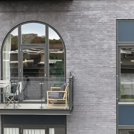 Hojloftet Stilfuld Taet Pa Centrum Med Altan * Odense