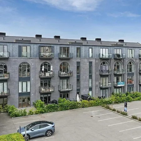 Hojloftet Stilfuld Taet Pa Centrum Med Altan Daire