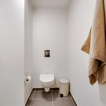Hojloftet Stilfuld Taet Pa Centrum Med Altan *